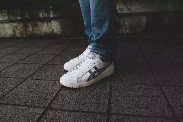 「パイソン柄が一層高級感を漂わせる仕上がりに。atmosがカラー提案したASICS SportStyle GEL-PTG登場」の画像