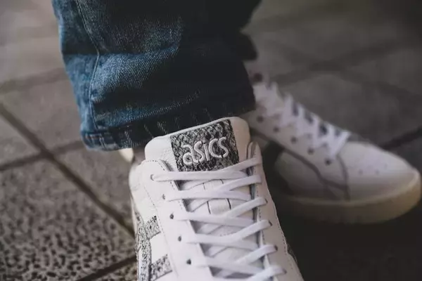 「パイソン柄が一層高級感を漂わせる仕上がりに。atmosがカラー提案したASICS SportStyle GEL-PTG登場」の画像