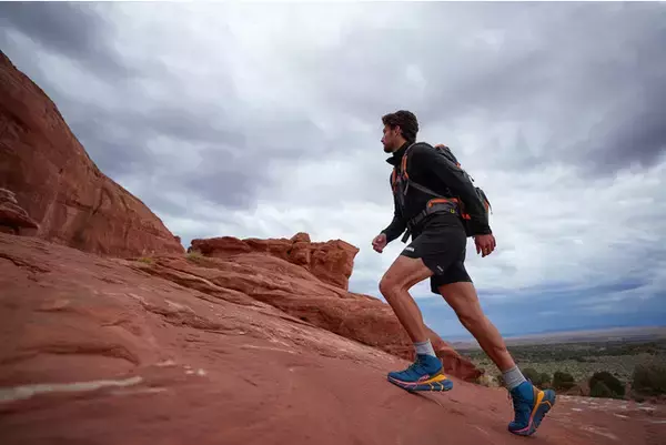 「拡張したヒール形状によりスムースな歩き心地を実現。ホカ オネオネから新作ハイキングブーツが登場」の画像