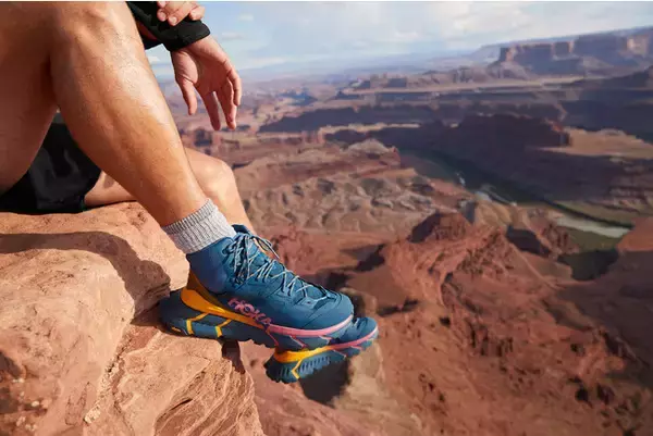 「拡張したヒール形状によりスムースな歩き心地を実現。ホカ オネオネから新作ハイキングブーツが登場」の画像