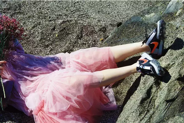 「atmos pinkから70年代のナイキの名作ランニングシューズにエコをかけ合わせたWAFFLE RACER CRATERが登場」の画像