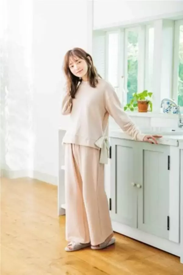 「大人可愛いオリジナルカラーのルームウェア。チュチュアンナとモデル橋下美好のコラボ第2弾」の画像