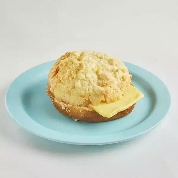 「食べられるのは大阪だけ! 焼きたて台湾メロンパンに生クリームをたっぷり入れた「milkの生クリームメロンパン」」の画像