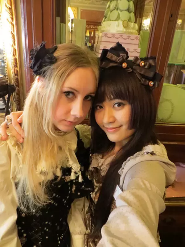 ヨーロッパのロリ人気支えるベイビー、パリコレ中ラデュレでお茶会