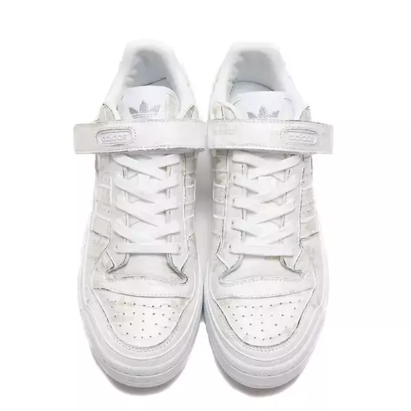 「1984年誕生のバスケットボールシューズ「FORUM LOW」の別注モデルがアトモスから登場」の画像