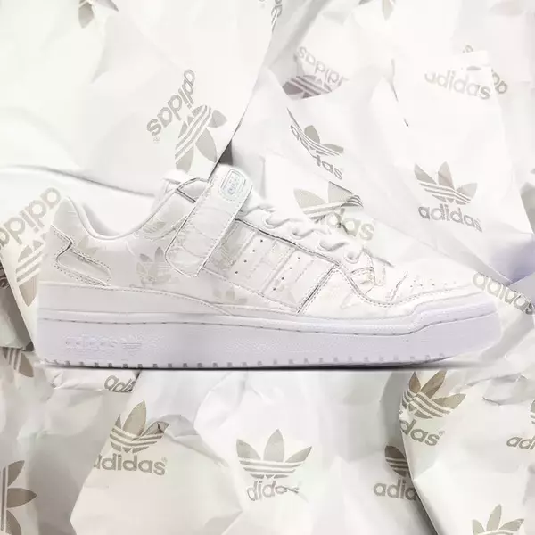 「1984年誕生のバスケットボールシューズ「FORUM LOW」の別注モデルがアトモスから登場」の画像