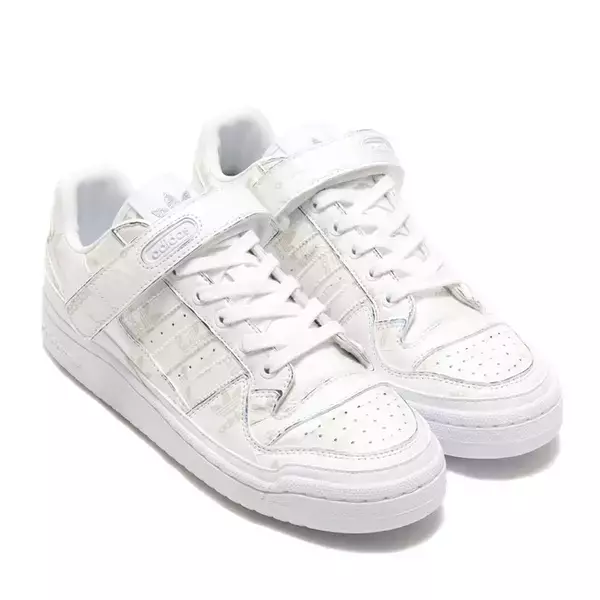 「1984年誕生のバスケットボールシューズ「FORUM LOW」の別注モデルがアトモスから登場」の画像