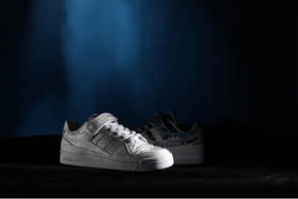 1984年誕生のバスケットボールシューズ「FORUM LOW」の別注モデルがアトモスから登場