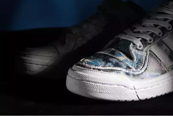 「1984年誕生のバスケットボールシューズ「FORUM LOW」の別注モデルがアトモスから登場」の画像