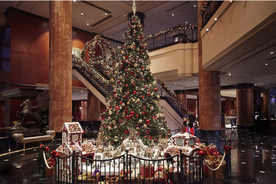 1階ロビーには高さ5メートルのクリスマスツリー。ウェスティンホテル東京のクリスマス