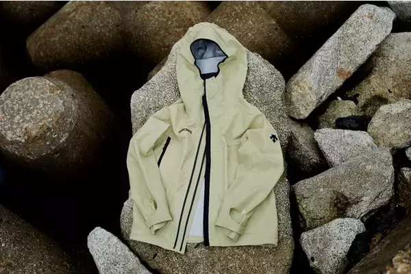 「セレクトショップとしては初となるコラボが実現! アトモスからDESCENTEの高機能ジャケットが登場」の画像