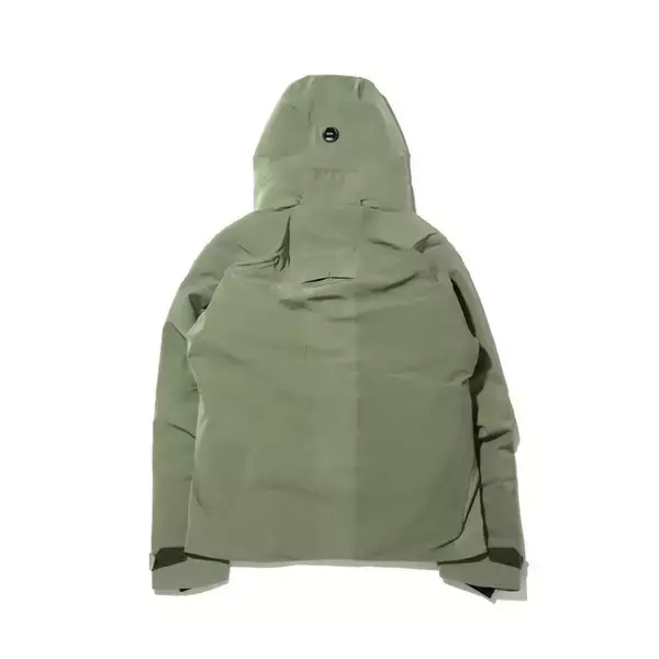 「セレクトショップとしては初となるコラボが実現! アトモスからDESCENTEの高機能ジャケットが登場」の画像