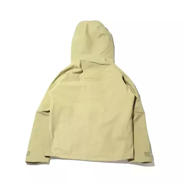 「セレクトショップとしては初となるコラボが実現! アトモスからDESCENTEの高機能ジャケットが登場」の画像