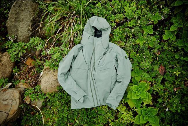 セレクトショップとしては初となるコラボが実現! アトモスからDESCENTEの高機能ジャケットが登場