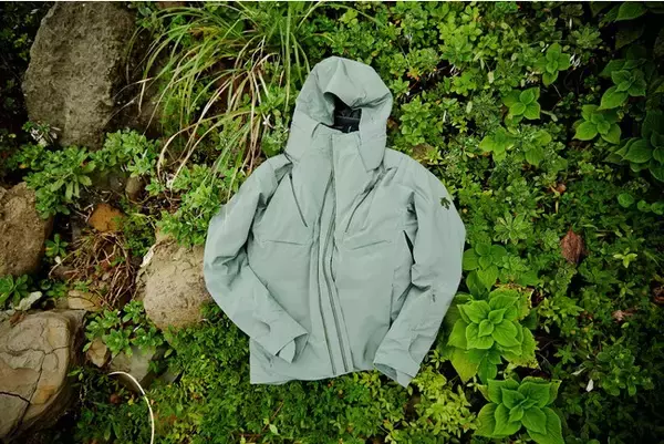 「セレクトショップとしては初となるコラボが実現! アトモスからDESCENTEの高機能ジャケットが登場」の画像