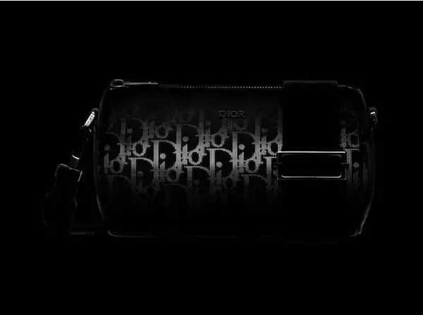 リレクティブ素材が光る、メンズのアイコニックな新素材 「ディオール オブリーク ギャラクシー」 が登場