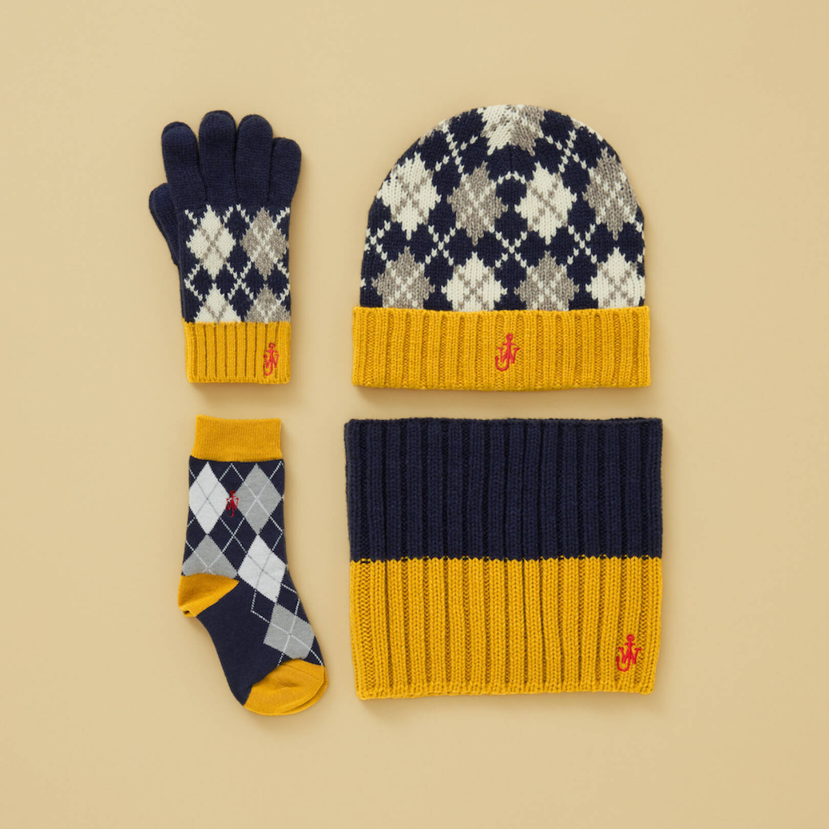 ユニクロ×JW ANDERSON、初のホリデーコレクションを発売。ヒートテック素材の冬小物を展開