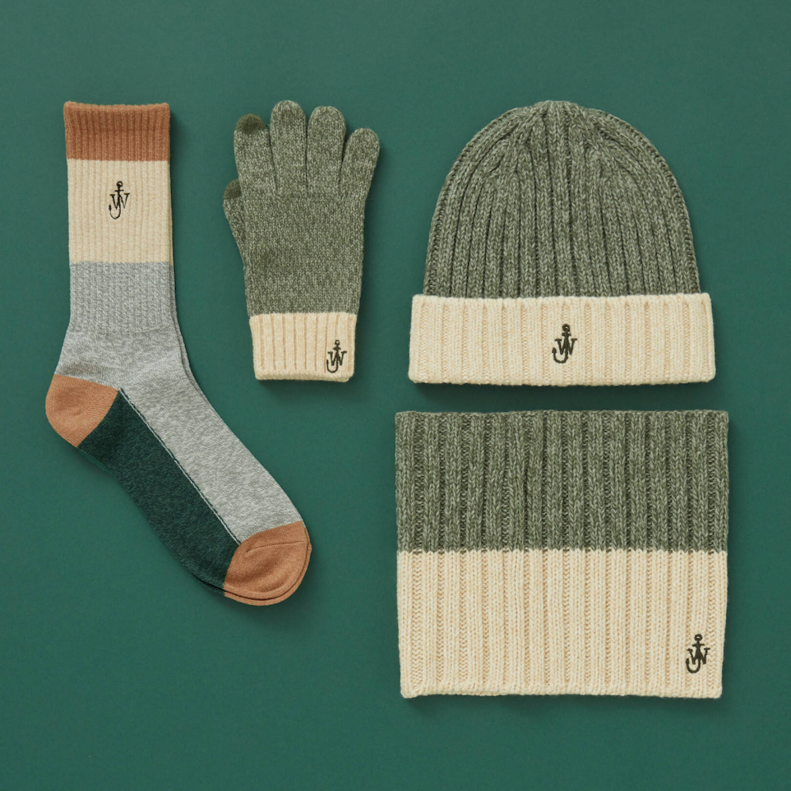 ユニクロ×JW ANDERSON、初のホリデーコレクションを発売。ヒートテック素材の冬小物を展開