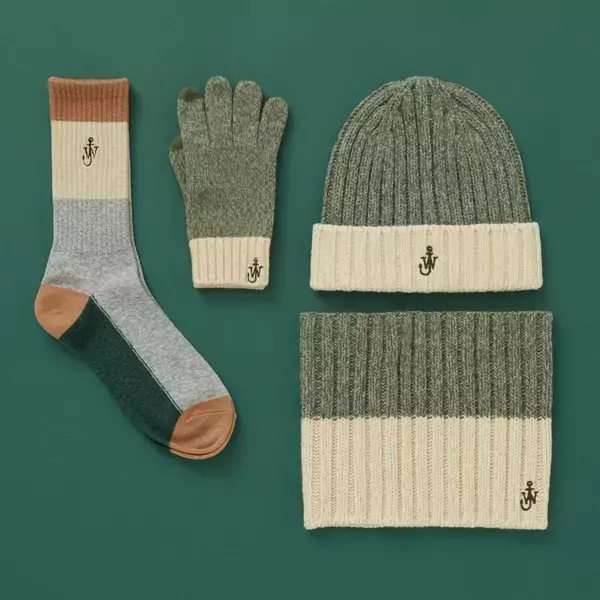 「ユニクロ×JW ANDERSON、初のホリデーコレクションを発売。ヒートテック素材の冬小物を展開」の画像