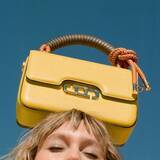 「マーク ジェイコブスのブランドアイコン「ダブル J」が横向きなった新ロゴハードウエアが登場」の画像1