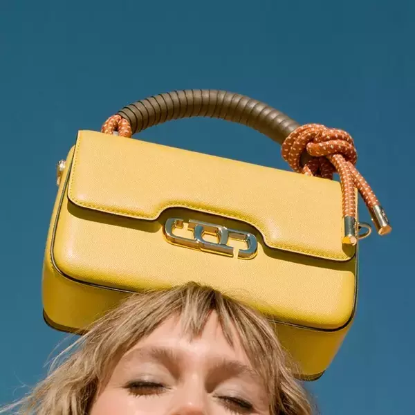 マーク ジェイコブスのブランドアイコン「ダブル J」が横向きなった新ロゴハードウエアが登場