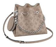 しなやかなマヒナ・レザーが印象的。ルイ・ヴィトンから新作バッグ「ベラ」が登場