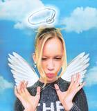 「ダブル Jロゴの財布にスヌーピーの腕時計など、マーク ジェイコブスからホリデーシーズンにぴったりなアイテムが登場」の画像1