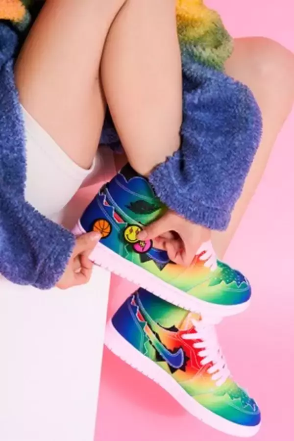 「コロンビア出身のシンガーソングライター J・バルヴィンとコラボした特別なAJ1がatmos pinkに登場」の画像