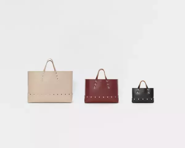 「エンダースキーマの2021年冬春コレクション、新しいシーズンタームで展開される多様なシューズやバッグ」の画像