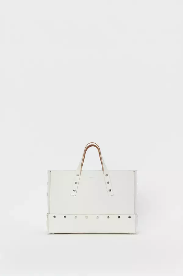 「エンダースキーマの2021年冬春コレクション、新しいシーズンタームで展開される多様なシューズやバッグ」の画像