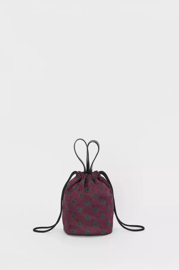 「エンダースキーマの2021年冬春コレクション、新しいシーズンタームで展開される多様なシューズやバッグ」の画像