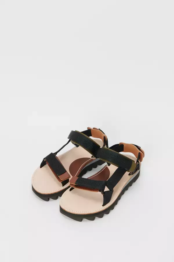 「エンダースキーマの2021年冬春コレクション、新しいシーズンタームで展開される多様なシューズやバッグ」の画像