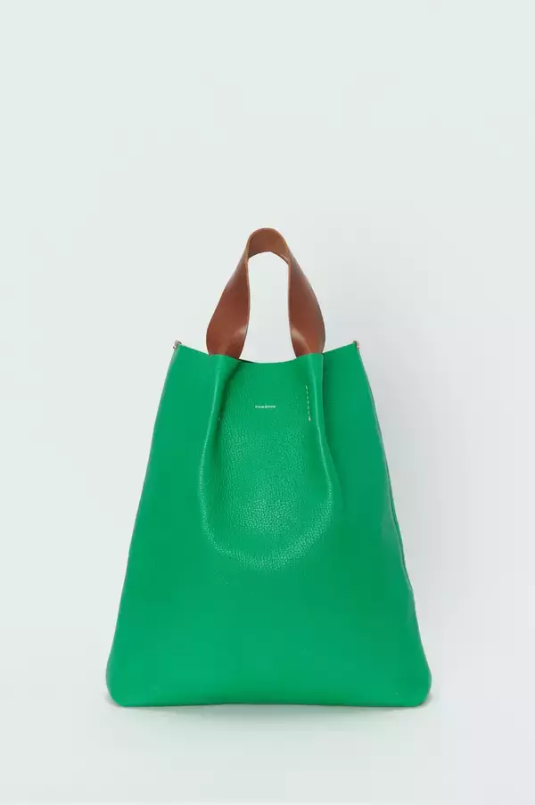 「エンダースキーマの2021年冬春コレクション、新しいシーズンタームで展開される多様なシューズやバッグ」の画像