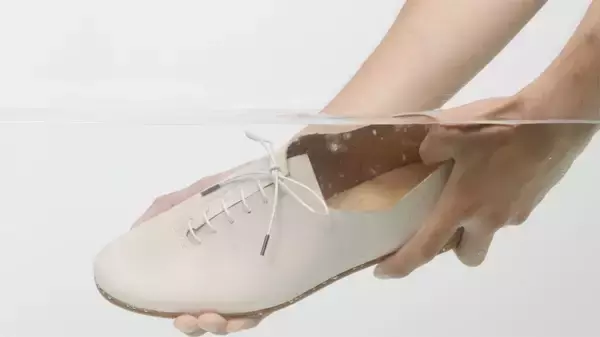 「エンダースキーマの2021年冬春コレクション、新しいシーズンタームで展開される多様なシューズやバッグ」の画像