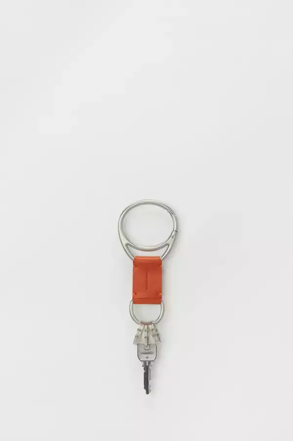 「エンダースキーマの2021年冬春コレクション、新しいシーズンタームで展開される多様なシューズやバッグ」の画像