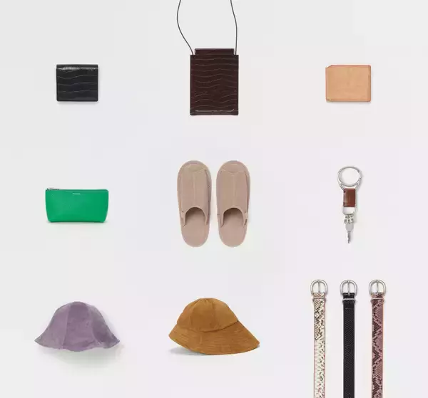 「エンダースキーマの2021年冬春コレクション、新しいシーズンタームで展開される多様なシューズやバッグ」の画像