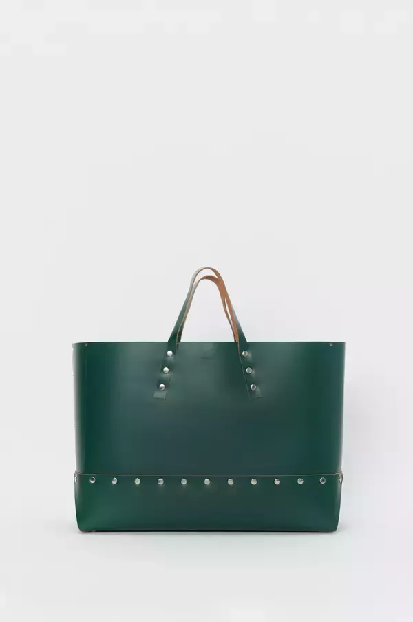 「エンダースキーマの2021年冬春コレクション、新しいシーズンタームで展開される多様なシューズやバッグ」の画像