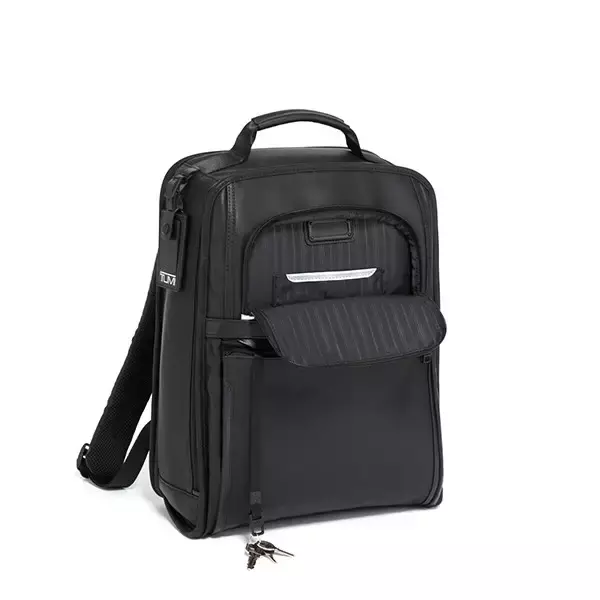 「経年変化を楽しめるイタリア製のコーテッドキャンバスを使用。トゥミから日本限定コレクションが登場」の画像