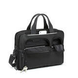 「経年変化を楽しめるイタリア製のコーテッドキャンバスを使用。トゥミから日本限定コレクションが登場」の画像4