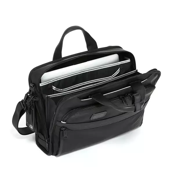 「経年変化を楽しめるイタリア製のコーテッドキャンバスを使用。トゥミから日本限定コレクションが登場」の画像