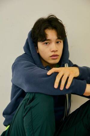 ミッキーとミニーが足元で踊る。アディダス オリジナルスとディズニーとの新作コラボコレクション