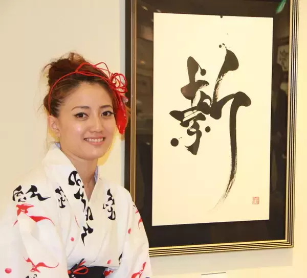 「國重友美の新書道「英漢字」展が伊勢丹で開催」の画像