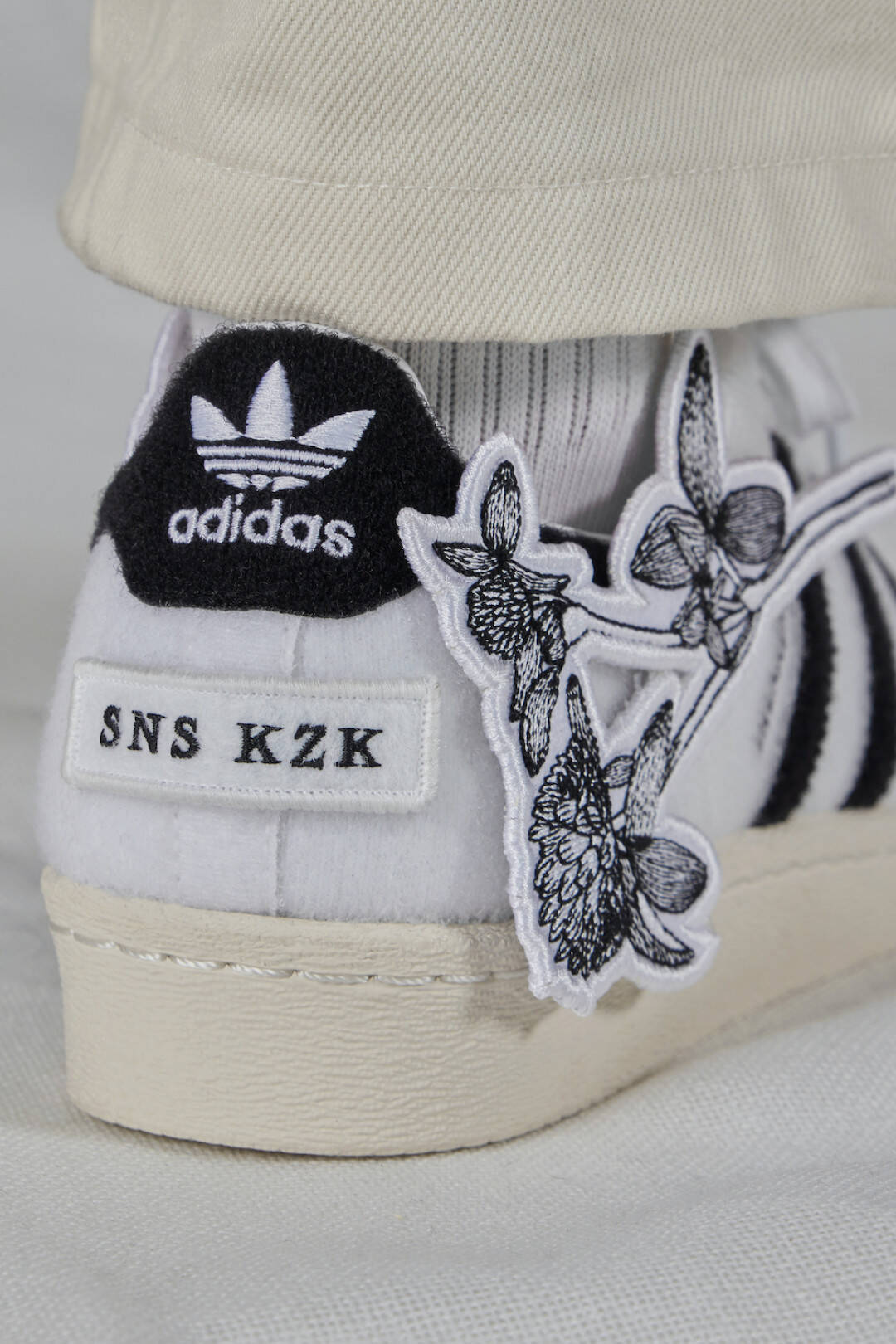 倉石一樹とのコラボコレクションがスニーカーストア SNSで発売、限定のアディダス スーパースターも