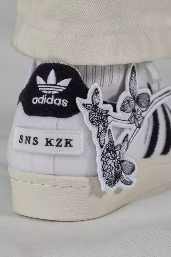 「倉石一樹とのコラボコレクションがスニーカーストア SNSで発売、限定のアディダス スーパースターも」の画像