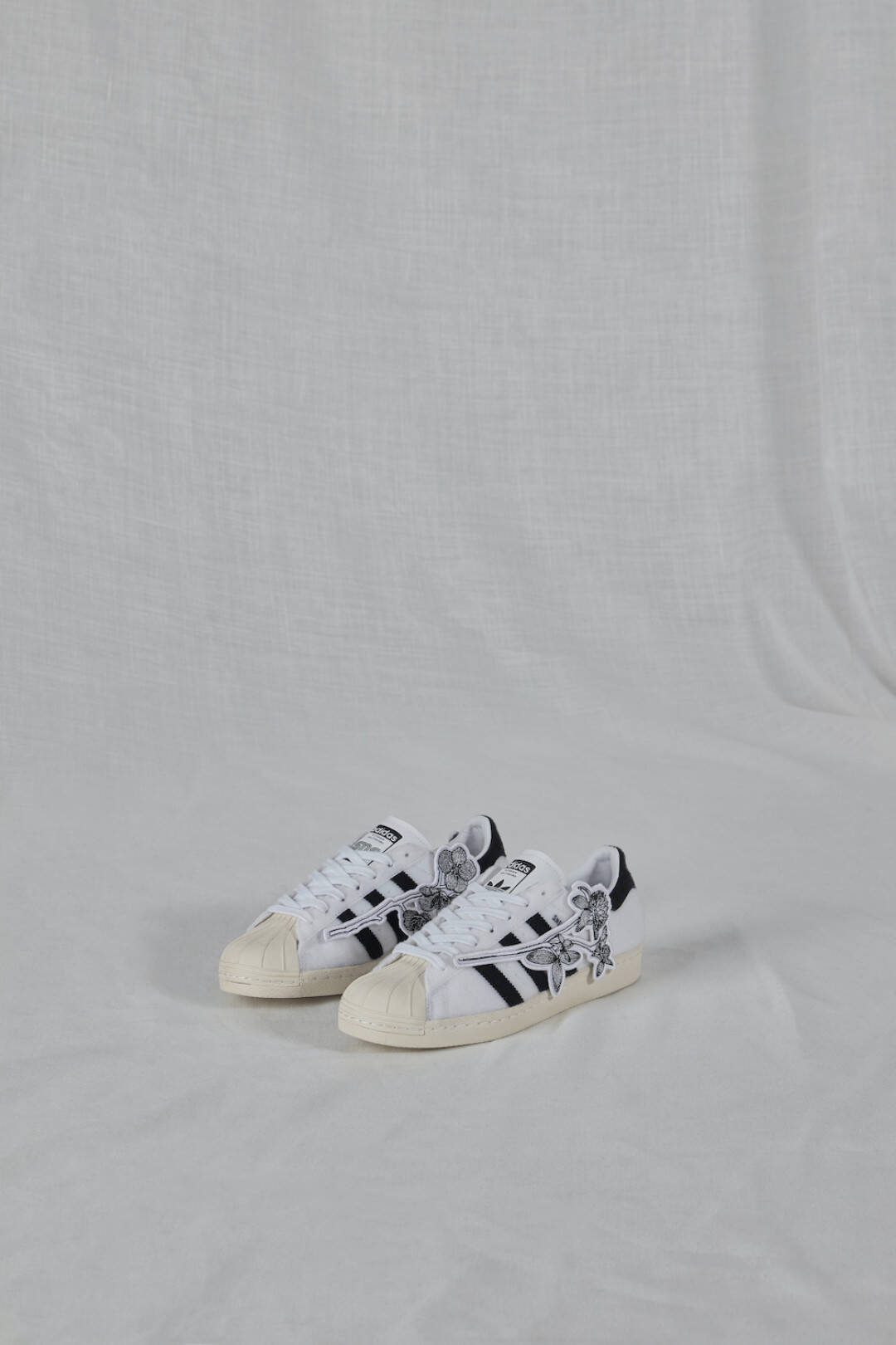 倉石一樹とのコラボコレクションがスニーカーストア SNSで発売、限定のアディダス スーパースターも