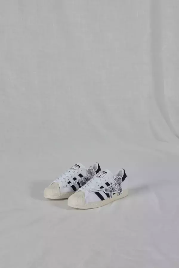 「倉石一樹とのコラボコレクションがスニーカーストア SNSで発売、限定のアディダス スーパースターも」の画像