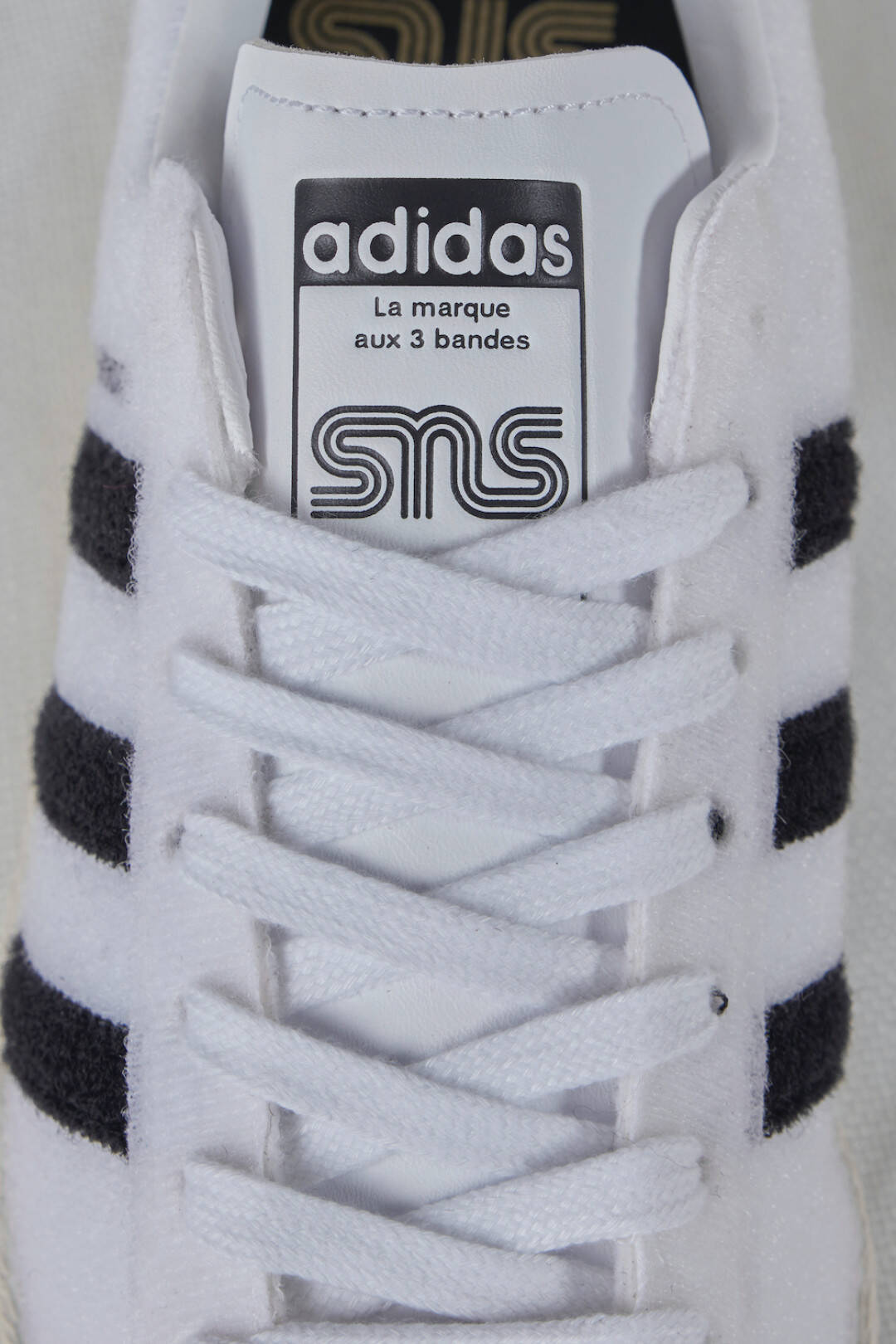 倉石一樹とのコラボコレクションがスニーカーストア SNSで発売、限定のアディダス スーパースターも