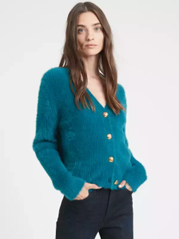 「冬の装いをカラーニットでぐっとアップ! ギフトにもおすすめのバナリパのセーターコレクション」の画像