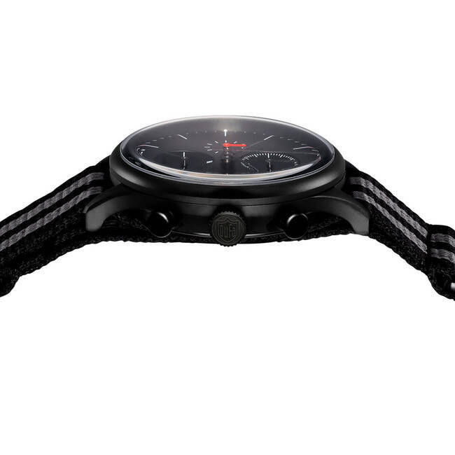 ドゥッファの名作「ファン・ デル・ローエ・バルセロナ・クロノ」から無駄をそぎ落としたブラックカラーの新作が登場