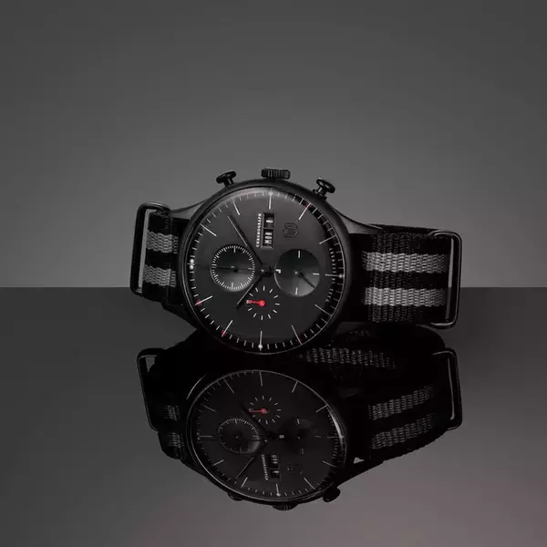 「ドゥッファの名作「ファン・ デル・ローエ・バルセロナ・クロノ」から無駄をそぎ落としたブラックカラーの新作が登場」の画像